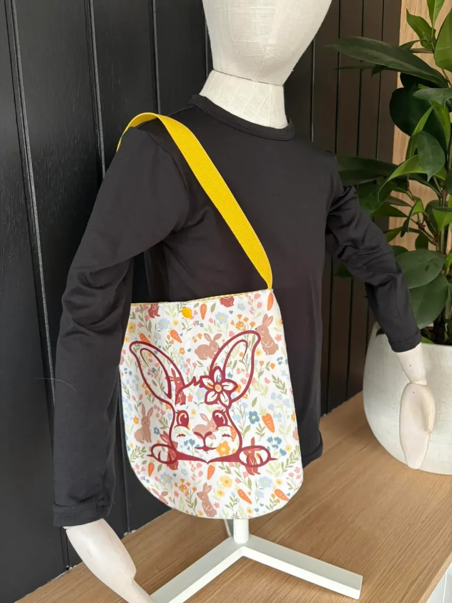 Sac besace enfant (modèle court) - lapins et fleurs | Pivoine et Coton