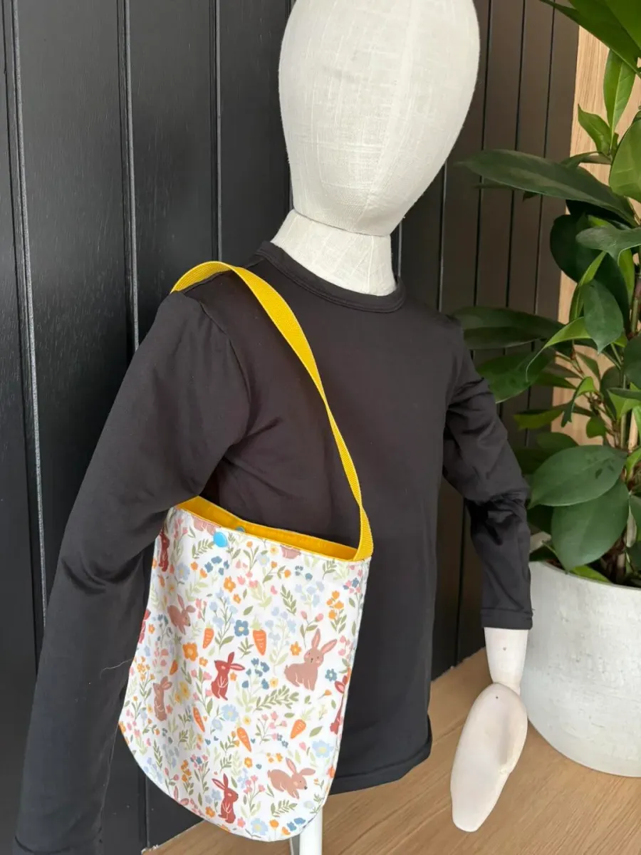 Sac besace enfant (modèle court) - lapins et fleurs (2) | Pivoine et Coton